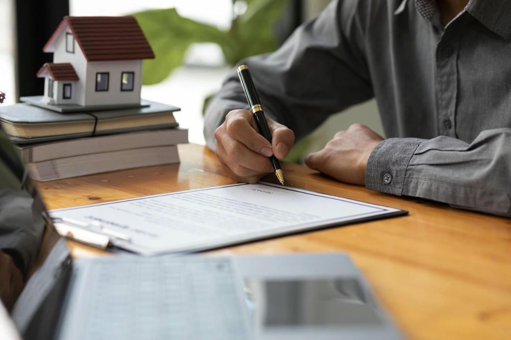 Client signing contract with law firm
